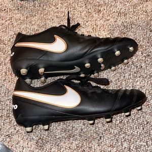 women’s nike cleats worn once
